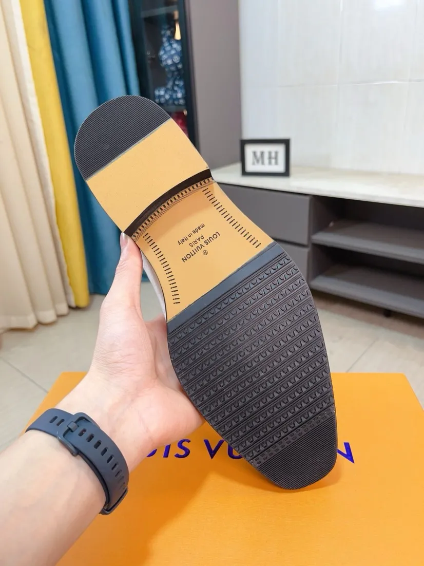 Ex-factory price 720🌹🌹High version [LV] Louis Vuitton's popular casual leather shoes🎖Fashionable and elegant🎖🎖Material: Original imported open-edge beaded cowhide, washed cowhide leather lining, original open-molded rubber outsole, high-end and classy, ​​elegant quality, instantly transforming into a handsome man ❤❤Standard\nNumber: 38-44